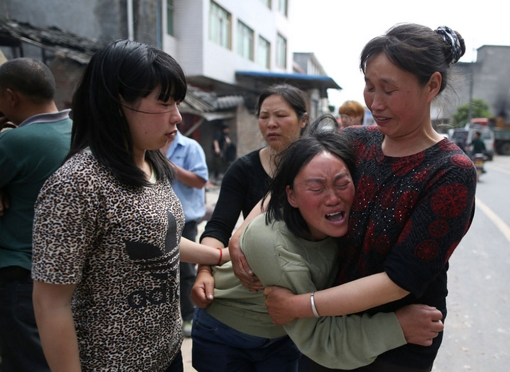 災區失去親人的婦女在痛哭